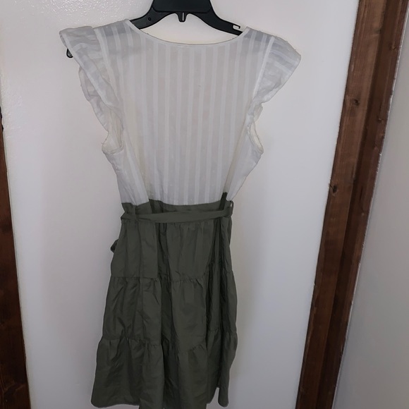 Super cute never worn button up dress white and green size med - Picture 4 of 7